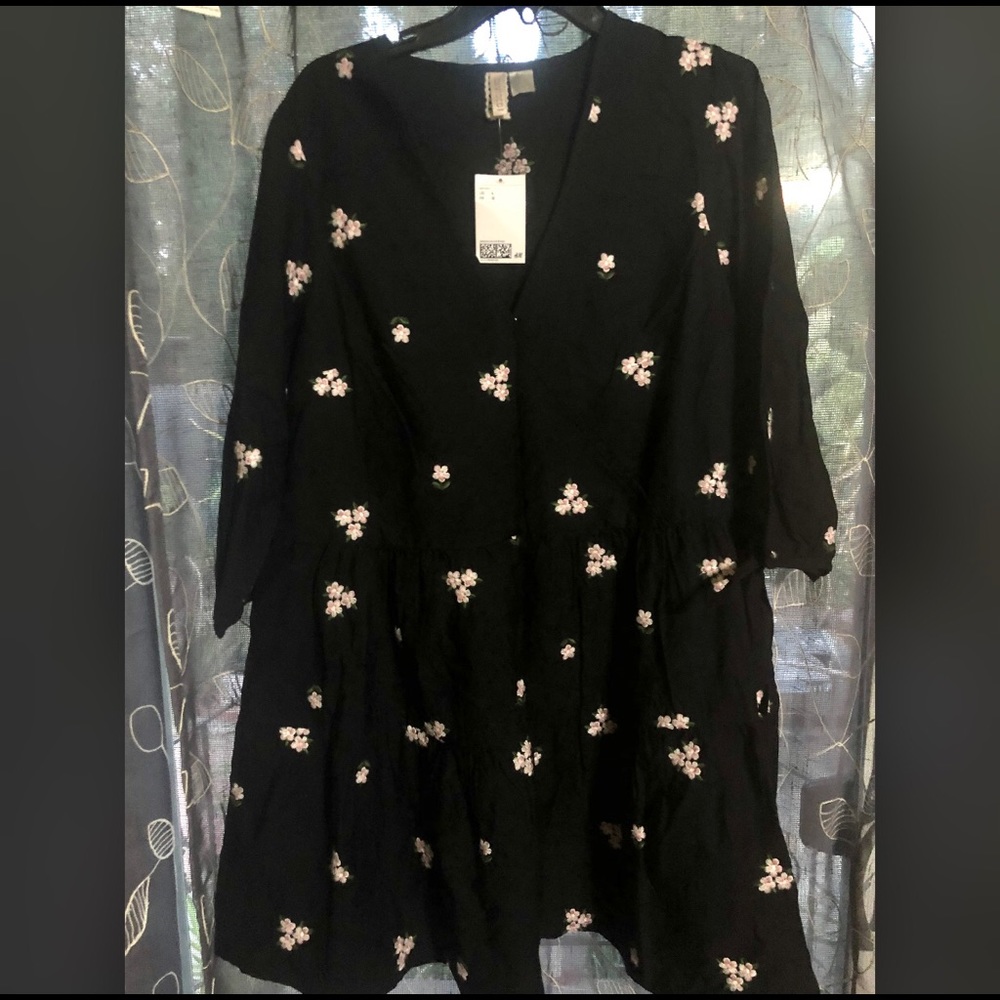 ‼️SOLD‼️ Black Embroidered Floral H&M Dress 🌸 NWT